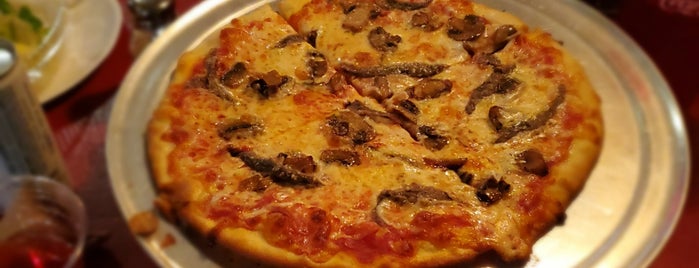 Cosmo's NY Pizza is one of Lugares favoritos de Jackie.