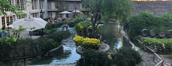 Embassy Suites Napa Valley Hot Tub is one of Orte, die George gefallen.