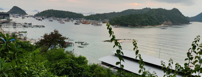Paradise Bar is one of Labuanbajo.