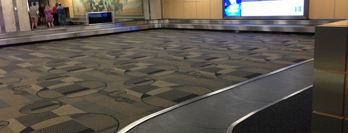 Blue Baggage Claim is one of Tempat yang Disukai Mike.