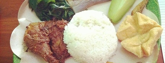 Nasi Tempong Bu Indra is one of สถานที่ที่ mika ถูกใจ.