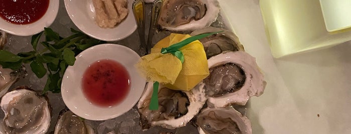 Oceanos Oyster Bar & Sea Grill is one of Lieux qui ont plu à Timothy.