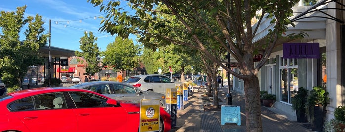 Lake Street Mall is one of Joshさんのお気に入りスポット.