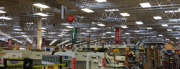 Fred Meyer is one of Jacquieさんのお気に入りスポット.