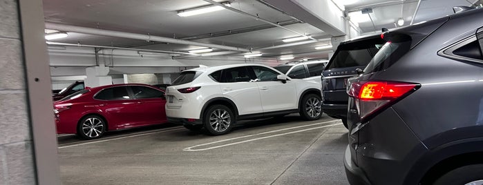 Bellevue Square Parking Garage is one of Orte, die Enrique gefallen.