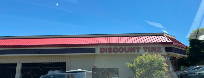 Discount Tire is one of Tempat yang Disukai Josh.