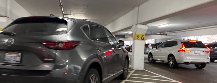 Bellevue Square Parking Garage is one of สถานที่ที่ Josh ถูกใจ.