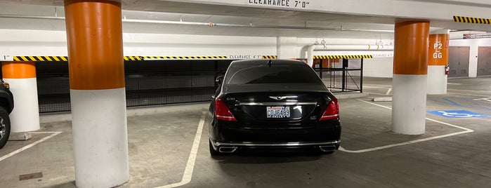 Lincoln Square South Parking Garage is one of Tempat yang Disukai Josh.