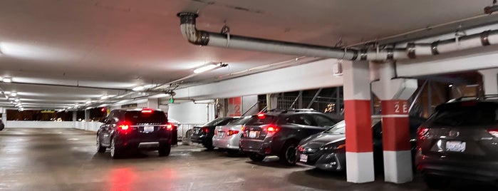 Bellevue Square Parking Garage is one of Locais curtidos por Josh.