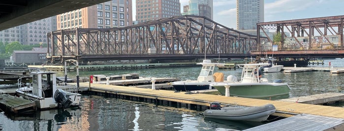 Fan Pier Park is one of Tristan’s Liked Places.