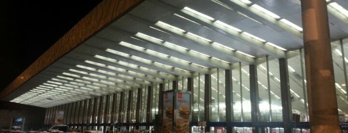 Terminal Bus Termini is one of Berna'nın Beğendiği Mekanlar.