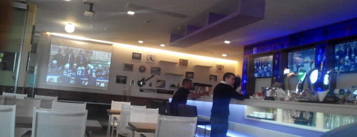 ARENA sports grill bar is one of 👓 Ze : понравившиеся места.