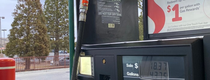 Safeway Fuel Station is one of Orte, die Vihang gefallen.