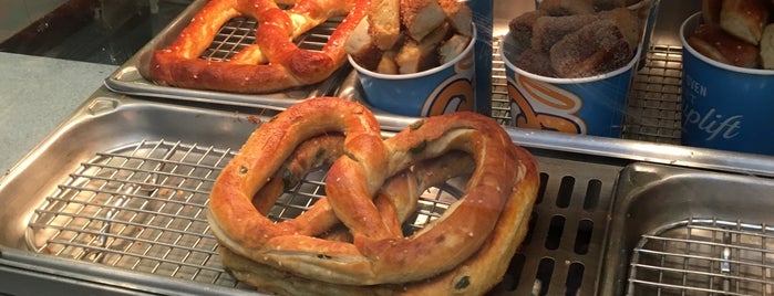 Auntie Anne's is one of Ryan'ın Beğendiği Mekanlar.