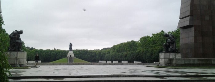 Memoriale per i soldati sovietici al Treptower Park is one of fav parks'n'places in bln.