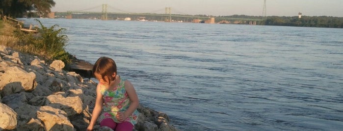 Mississippi River At The Quad Cities is one of สถานที่ที่ Kat ถูกใจ.