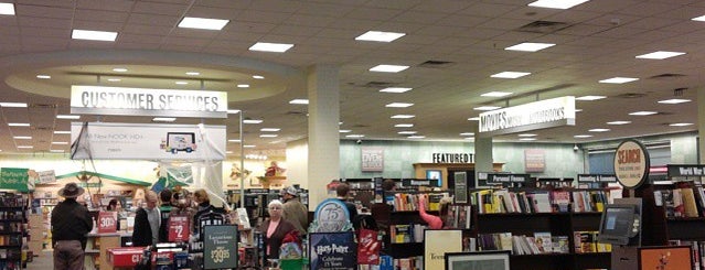 Barnes & Noble is one of สถานที่ที่ Brad ถูกใจ.