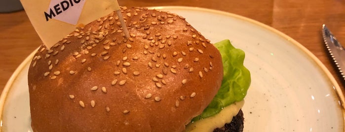 Gourmet Burger Kitchen is one of Asa'nın Beğendiği Mekanlar.