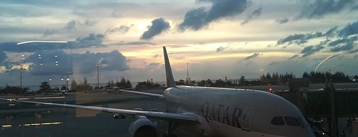 Qatar Airways Flight QR 841 HKT-DOH is one of Tempat yang Disukai Alexander.