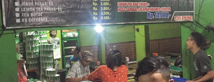 Ayam Goreng Tulang Lunak Bengawan is one of Kuliner Solo.