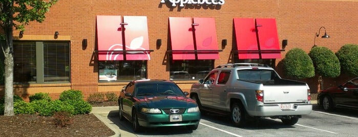 Applebee's Grill + Bar is one of สถานที่ที่ Chester ถูกใจ.