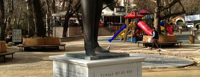 Tunalı Hilmi Bey Heykeli is one of Orte, die Fatih gefallen.