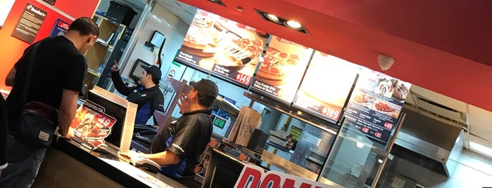 Domino's Pizza is one of สถานที่ที่บันทึกไว้ของ Dyan.