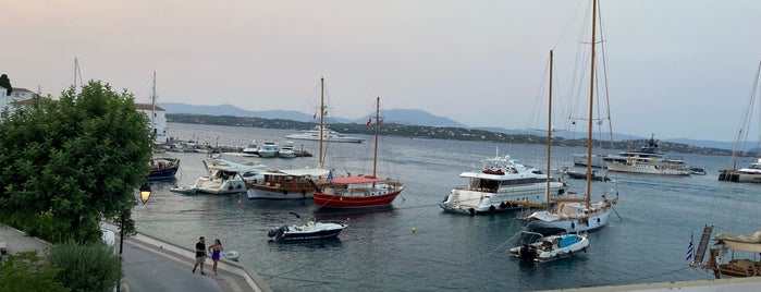 Ombra is one of Spetses hydra ile yakin.