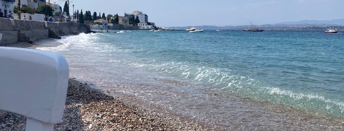Akroyialia is one of Spetses.