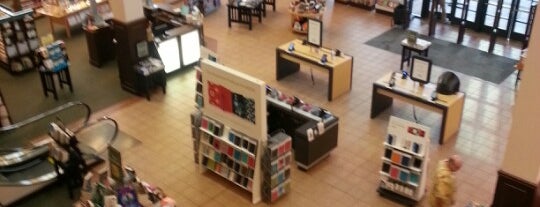 Barnes & Noble is one of Tempat yang Disukai Jon.