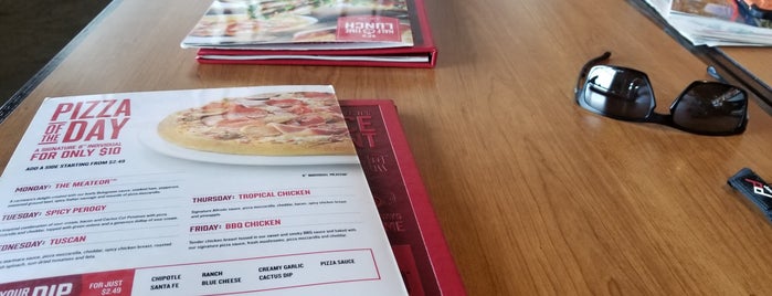 Boston Pizza is one of Michi : понравившиеся места.