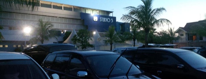 Studio 5 Indosiar is one of Tempat yang Disukai RizaL.