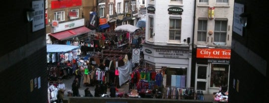 Petticoat Lane Market is one of Londres.