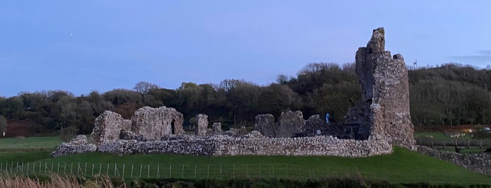 Ogmore Castle is one of Замки.