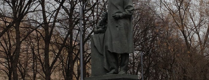 Памятник Н. Ф. Филатову is one of УНИВЕРЧИК.