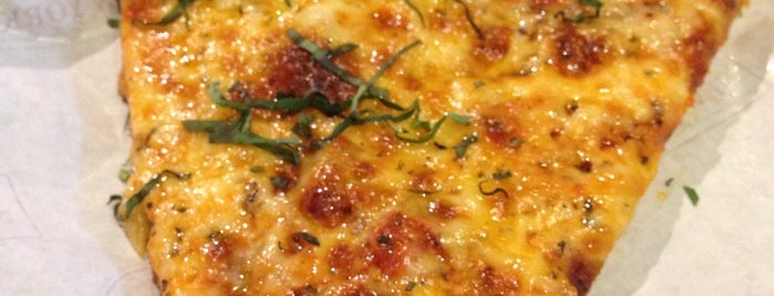 Mikey's Original New York Pizza is one of Tempat yang Disukai Giana.