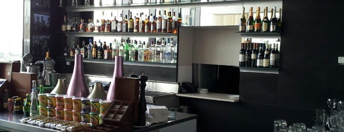 Lounge Bar is one of Lugares favoritos de Nikita.