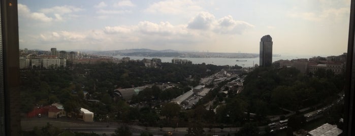 Hilton Istanbul Bosphorus is one of Tempat yang Disukai Mert.