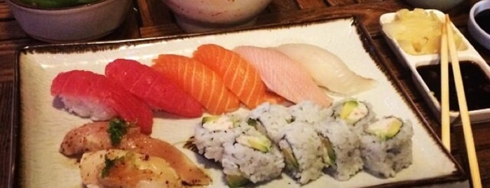 Yen Sushi & Sake Bar (Century City) is one of Lugares favoritos de Mert.