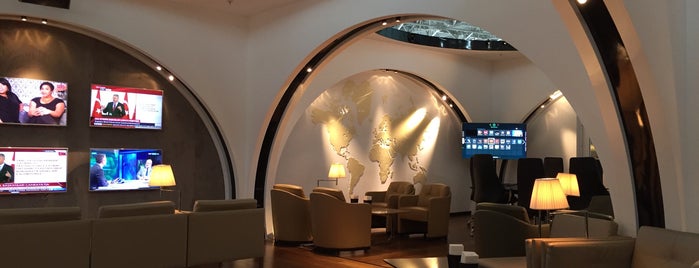 Turkish Airlines Istanbul Lounge is one of Orte, die Mert gefallen.