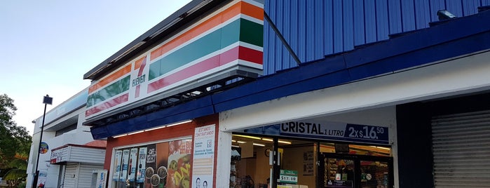 Seven Eleven is one of Arturoさんのお気に入りスポット.