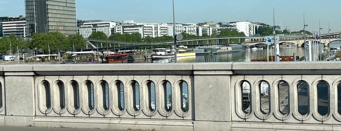 Pont de Tolbiac is one of Samet'in Beğendiği Mekanlar.