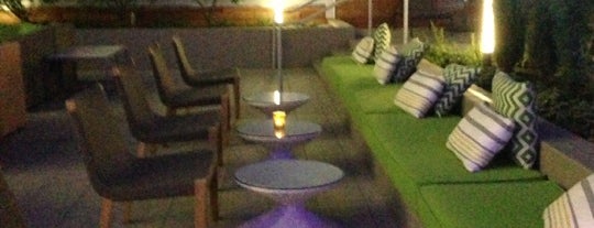 Lustre Rooftop Bar is one of Locais curtidos por Kimmie D.