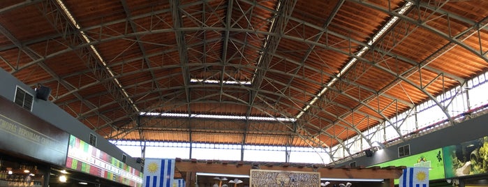 Mercado Agrícola de Montevidéu is one of Locais curtidos por Pato.