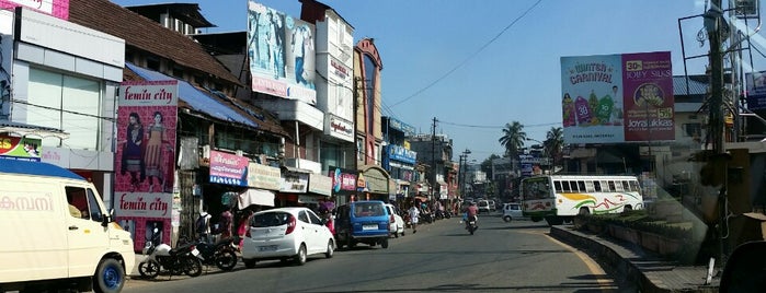 Angamaly Municipal Market is one of Posti che sono piaciuti a Deepak.