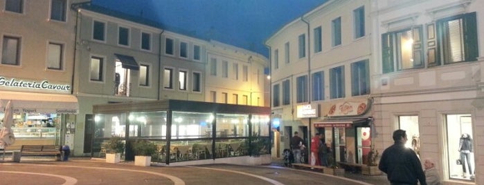 Piazza XX Settembre is one of Lili'nin Beğendiği Mekanlar.
