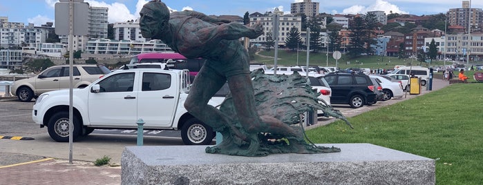 Bondi Beach Surfing Statue is one of Lugares favoritos de Vlad.