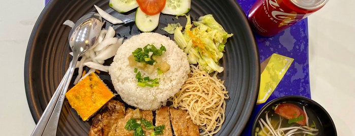 Cơm Tấm Sài Gòn is one of Hanoi food.