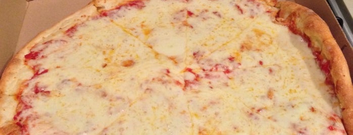 Bona Pizza is one of สถานที่ที่บันทึกไว้ของ Kimmie.
