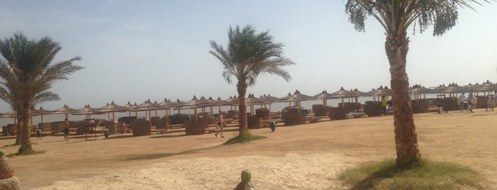 Titanic Beach Spa & Aqua Park is one of 75% OFF поездки в Луксор из Хургады ($39) только.